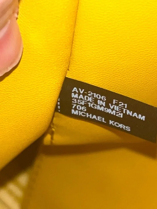 Michael Kors Mercer bag in Marigold - Picture 7 of 11